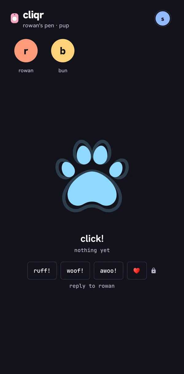 a pup's home screen: a blue paw waiting for a click, and replies to send back